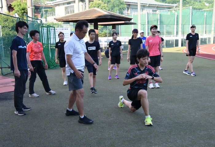 女子駅伝部と一緒にストレッチ