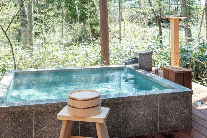 森に点在するコテージ型のお部屋。温泉の熱を回収するシステムを導入済