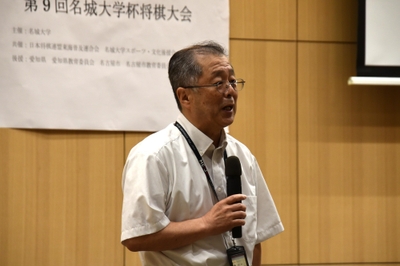 あいさつする大野副学長