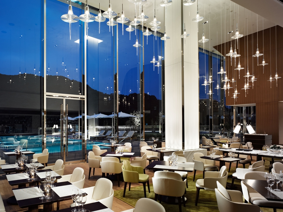 夜の景色も美しいレストランオリーブ