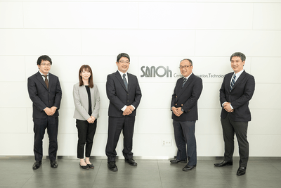 左からSCM本部 第2SCM部 高野 真和氏、SCM本部 第1SCM部 間宵 千紘氏、SCM本部 第2SCM部 部長 陣内 寛氏、SCM本部 第1SCM部 部長 箕浦 康之氏、SCM本部 SCM企画部 部長 伊東 孝洋氏