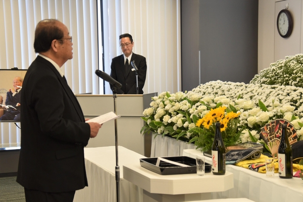 追悼の辞を述べる立花理事長