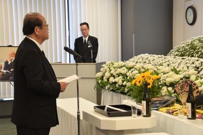 追悼の辞を述べる立花理事長