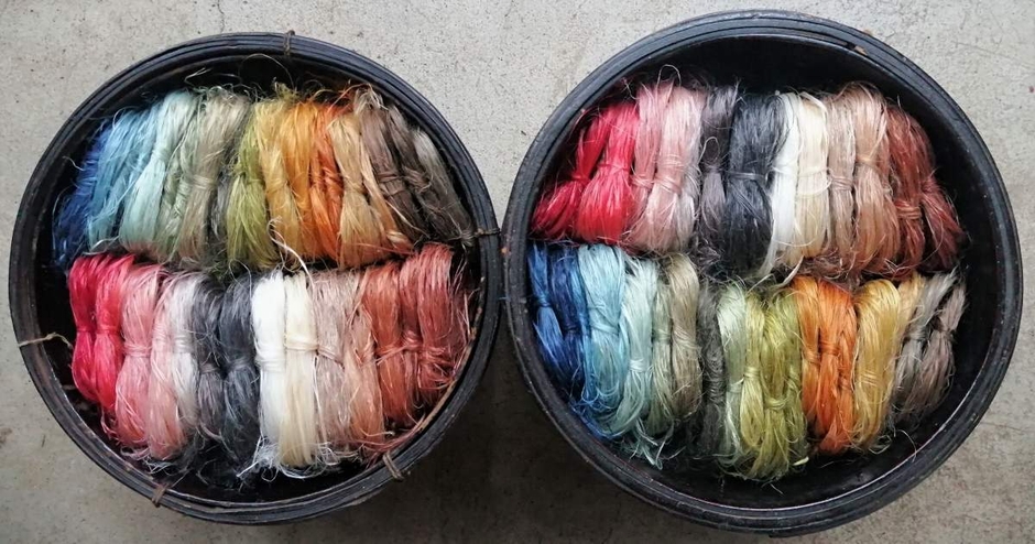 草木染めのからむし繊維を綯う　草縄腕輪づくり