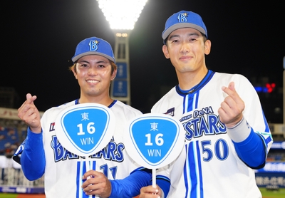 DeNA・東克樹投手（左）ー山本祐大捕手（右）