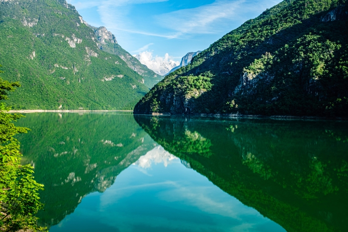 ドロミティ渓谷の湖の風景