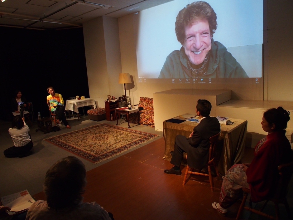 初演時のアフタートーク アメリカのロバート氏がオンラインで参加する様子