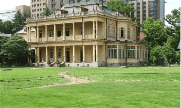 復元後の芝庭の様子