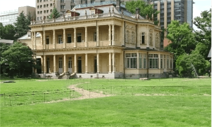 復元後の芝庭の様子