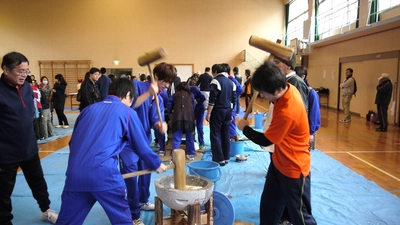 菰田小学校のもちつき大会に学生サポーターがボランティア参加　学生の力で地域小学校の活動を支える