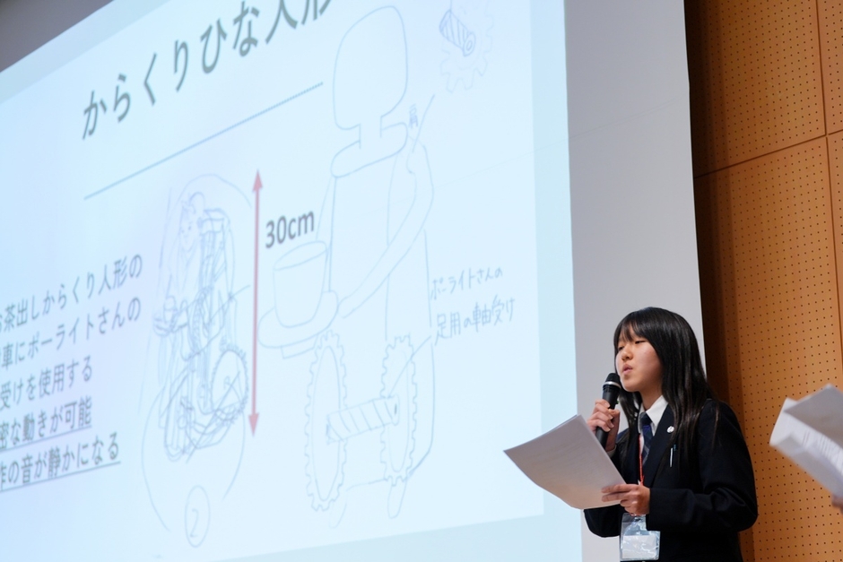 探究の成果をプレゼンテーションする生徒の様子