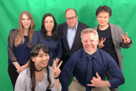 収録時のシーンから!声優、ナレーター、俳優として、外国人とともに活躍中!