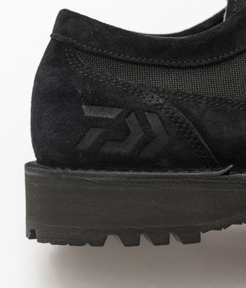 右足ヒールにD-VECロゴをエンボス加工