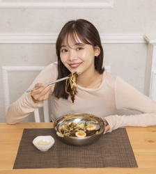 Qoo10 Presents「ドラマ観ながら、なに食べよ？」　 稲垣莉生の頬っぺたが落ちそう！「もっちもち麺が美味しい♪」 ジャージャー麺が、人生のリスタートご飯に！