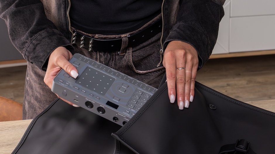 持ち運びやすさにこだわったフラットデザイン