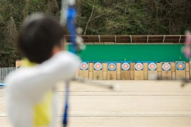 生駒市長が近畿大学洋弓場を視察　洋弓部監督、オリンピック銀メダリストとスポーツ振興について意見交換