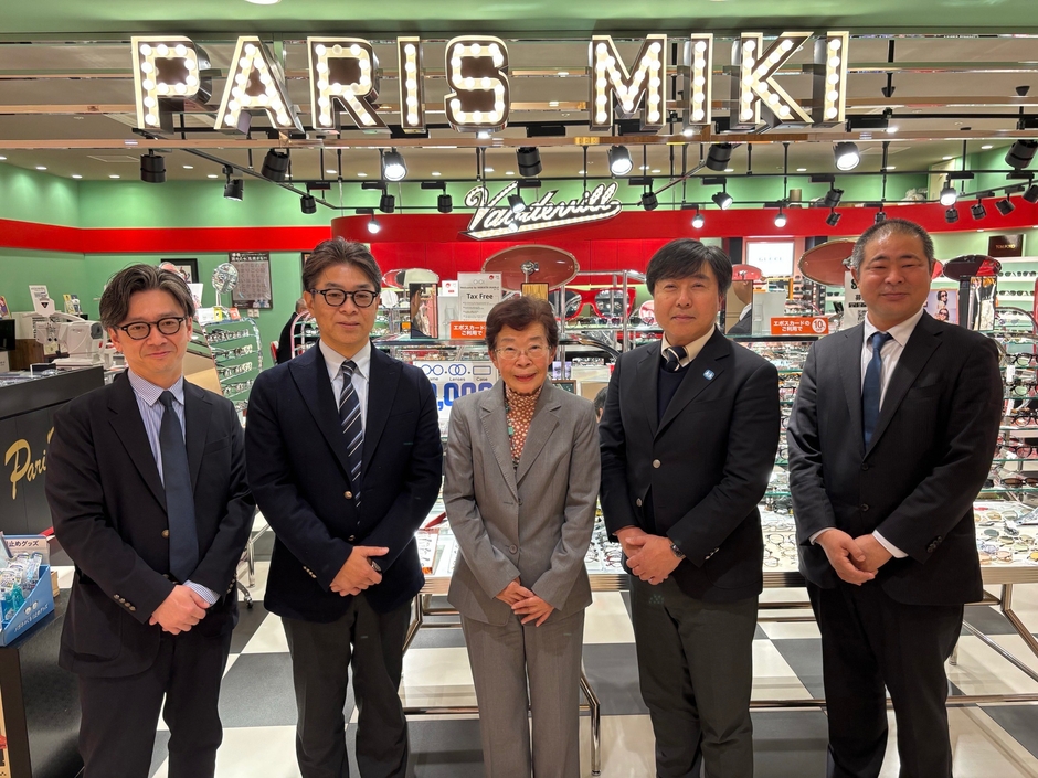 （写真左より）株式会社パリミキ 営業本部長 成尾 斗夢、株式会社パリミキ 代表取締役社長 恒吉 裕司、 NPO法人しんぐるまざあず・ふぉーらむ・福岡 理事長　大戸 はるみ様、NPO法人SOS子どもの村JAPAN事務局次長 藤本 正明様、 NPO法人いるか 理事長 田口 吾郎様