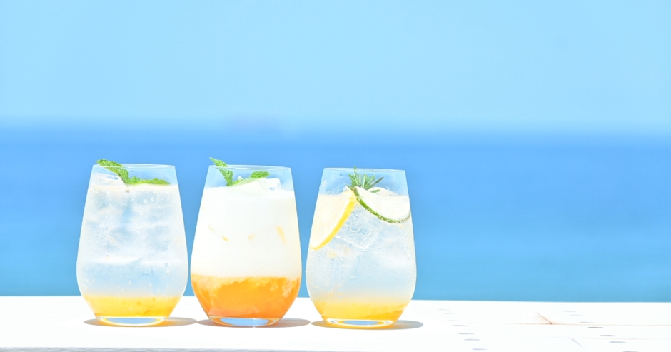 ▲『なるとオレンジスカッシュ』（左）、『なるとオレンジミルク』（中央）、『なるとオレンジレモネード』（右）