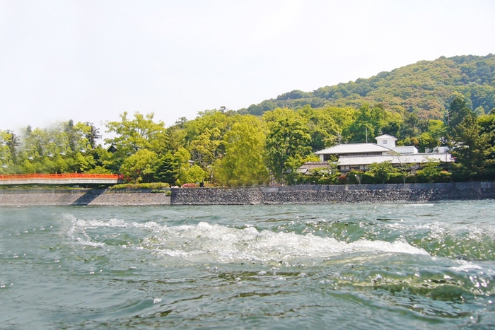 宇治川越しの福寿園宇治茶工房