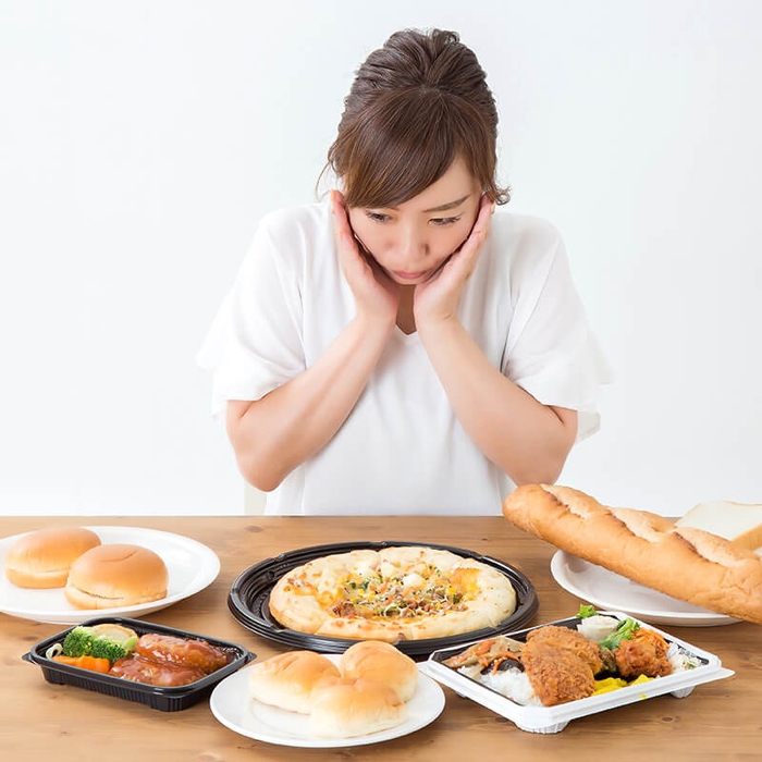 フードコートのメニューは、丼ものや麺類など、野菜が少ない単品メニューがほとんどのため、その中でどうヘルシーに食べるかのポイントは知っておきたいところです