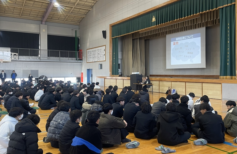 全校生徒向けの薬物乱用防止教室の様子