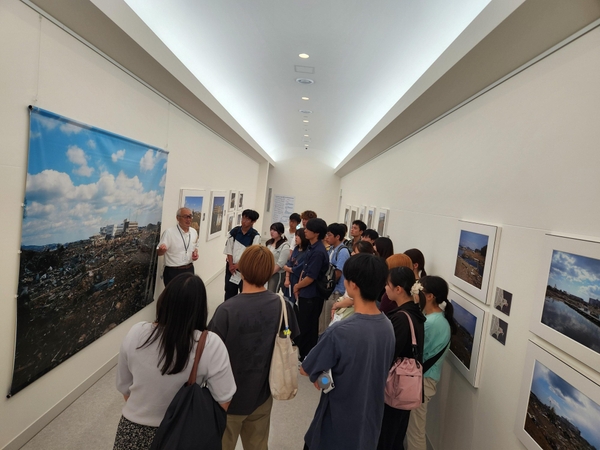 語り部の解説を聞く学生たち