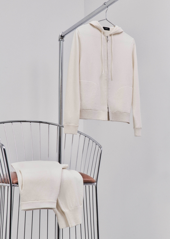 フーディー 63,800円(税込)、パンツ 46,200円(税込)