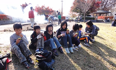 落ち葉を拾っておいしい焼き芋を食べよう！落ち葉拾いのボランティア募集中！【曽根丘陵公演】