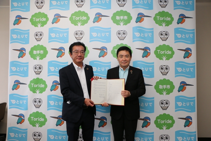 協定書締結の様子(左)一般社団法人日本ムービングハウス協会 代表理事 佐々木信博(ささき・のぶひろ)、(右)取手市長 藤井信吾