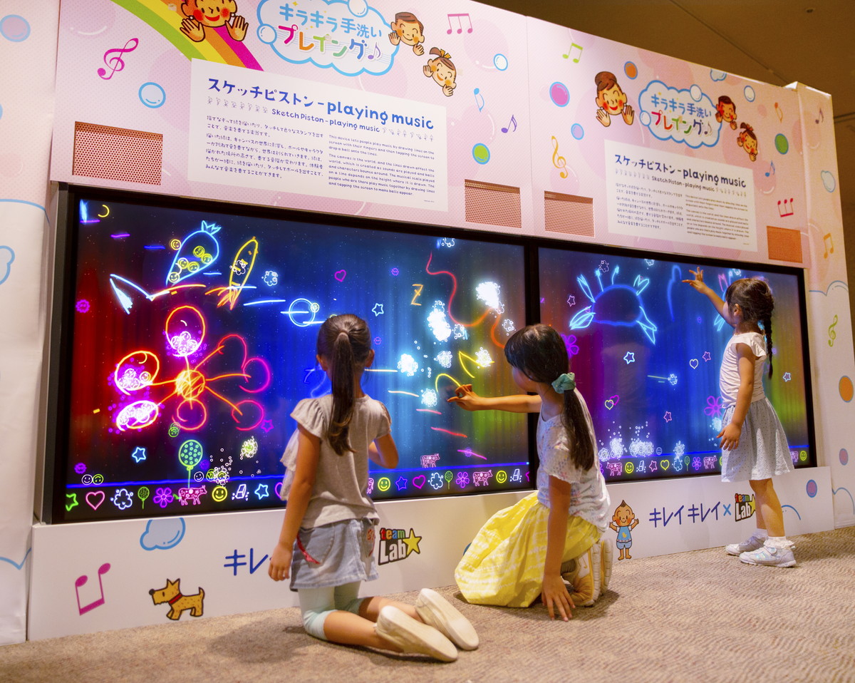 チームラボ、指で描いて音楽を奏で、世界を創る「スケッチピストン」を広島で開催の「チームラボ 学ぶ！未来の遊園地と、花と共に生きる動物達」、キレイキレイブースにて展示。2019年7月27日（土）から。