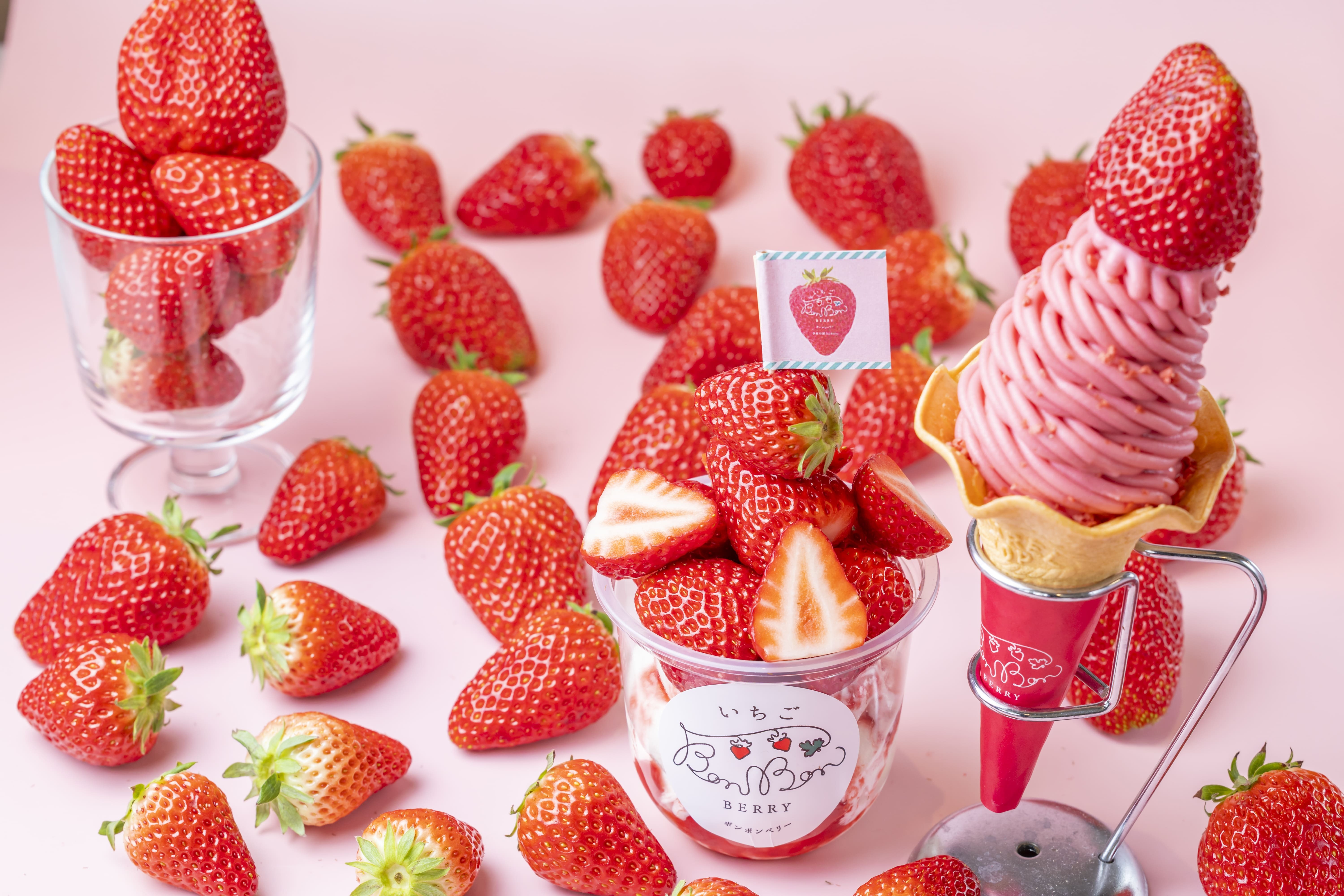 ごろっと山盛り!いちごソフト(左)/大粒ボンボンソフト(右) ※STAND限定