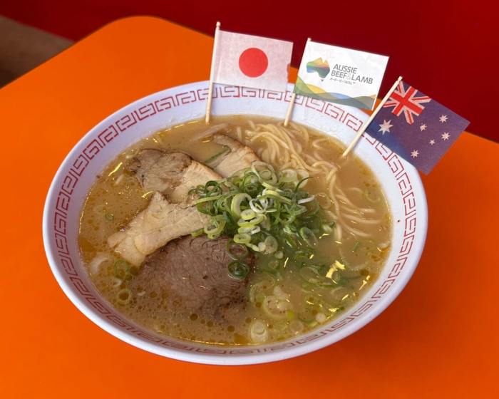竜の「しっぽ」にちなんで、おしり部分の柔らかくジューシーな赤身肉「ランプ」を使用した特製ラムチャーシューをトッピングしたラーメン