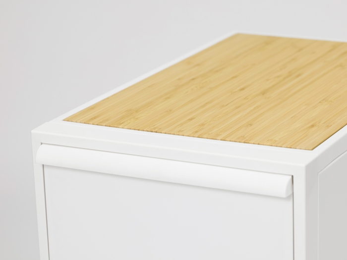 竹製天板を載せると凹凸が少なくなるため、ホコリなどもサッと拭き取れます