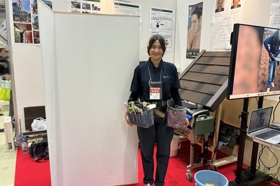 【画像(5)】クロス施工の展示を終えたインディアニ技能実習生