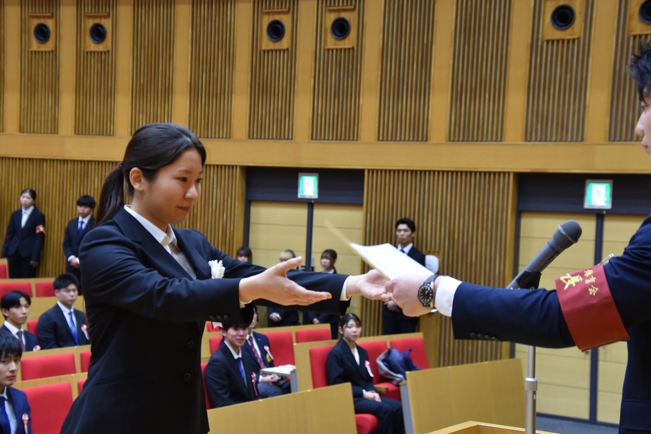 優秀選手賞の受賞者を代表して賞状を受け取る飯盛さん