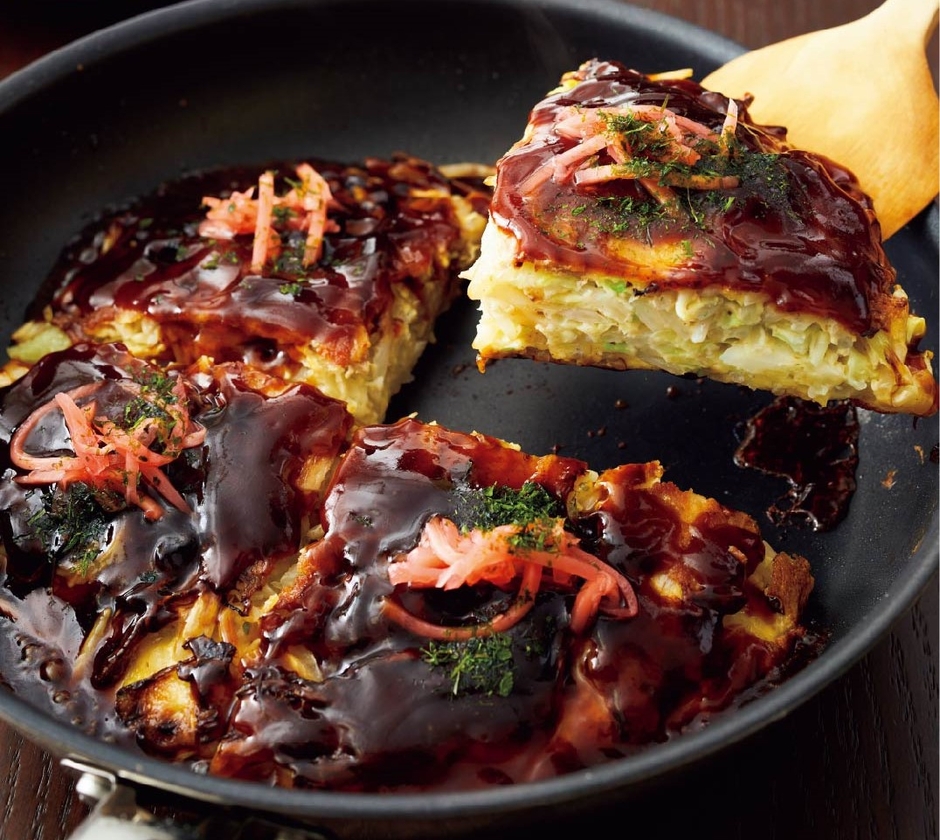 節約レスキュー食材の代名詞ともいえる〈もやし〉が主役のボリューム満点なごちそう「カリカリ豚のエコノミ焼き」。もやし1袋と、半端に余った野菜や肉、ストック食材でOKのエコなお好み焼きだから、「エコノミ焼き」です!