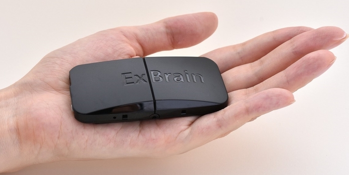 写真3:超小型脳活動センサー「XB-01」