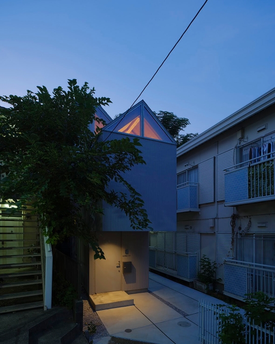 外観・夜(写真：鳥村鋼一)