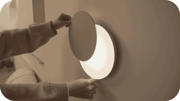 前面パネルを軽く手で回して明るさを調整できます。 左右最大150°回して月の形を変えることができます。