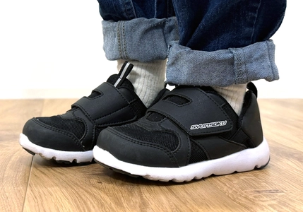 アキレス独自の新設計「パカっとスリット構造」(特許出願済)を 採用した「瞬足 足育(そくいく)C-260」登場