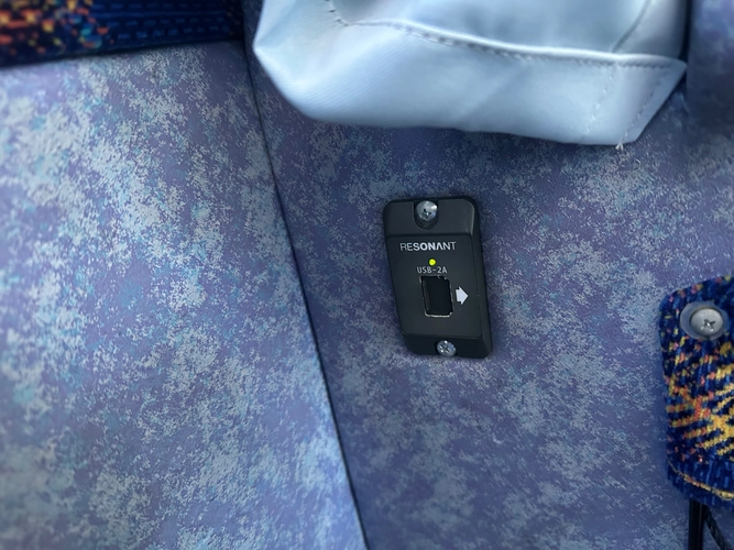 座席には充電USBポートが付いています