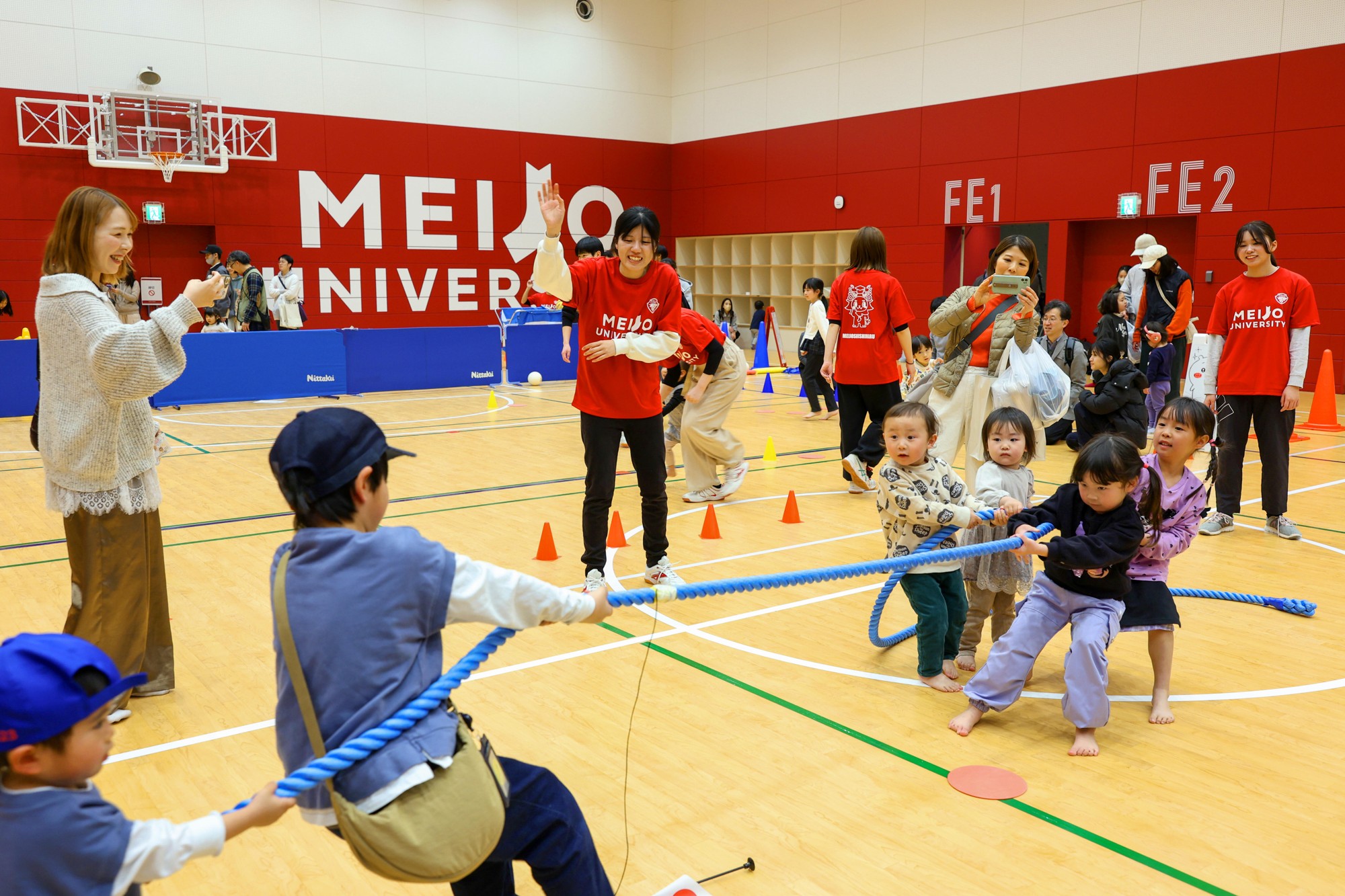 綱引きを楽しむ子どもたち