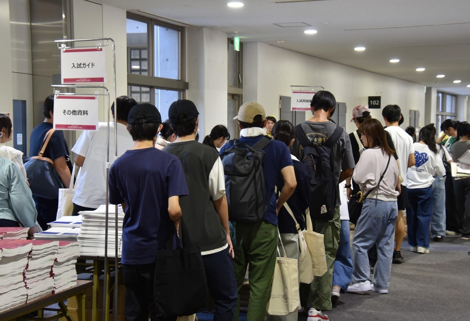 受付で入試ガイドなどを配布