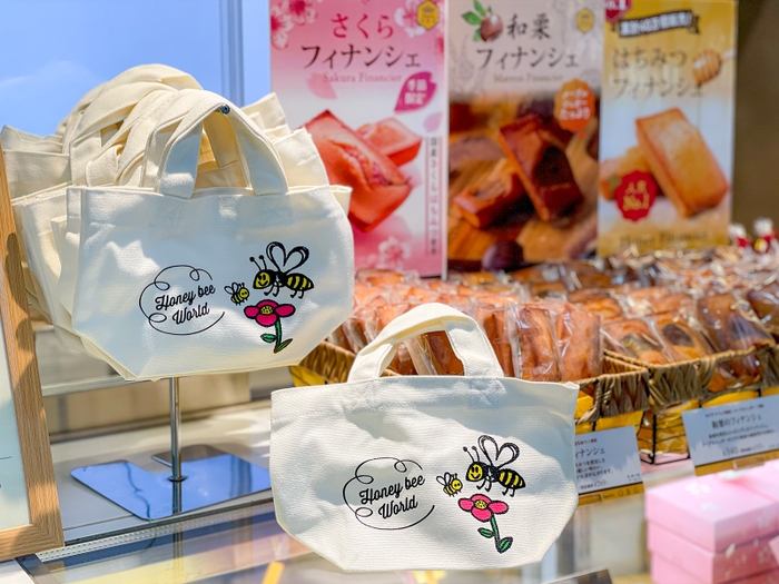 ミツバチトート(別売)に焼菓子を詰めてプチギフトにも！