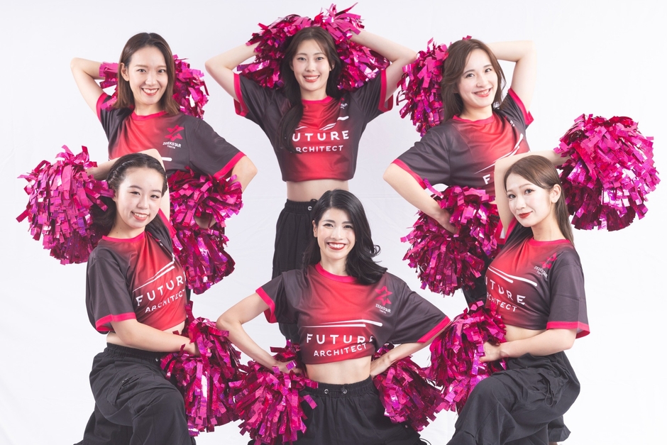 1列目左から:KOHARU、リーダーYUKA、MEI/2列目左から:RENA、KYOKA、サブリーダーKONOMI