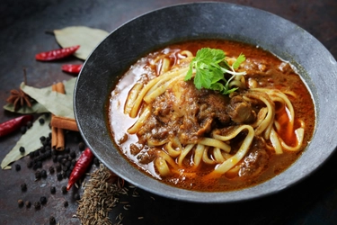 「遙竹庵」の手延べうどん×南インド料理専門店「エリックサウス」　 稲田 俊輔氏監修『エリックチキンカレーうどん』を期間限定販売！