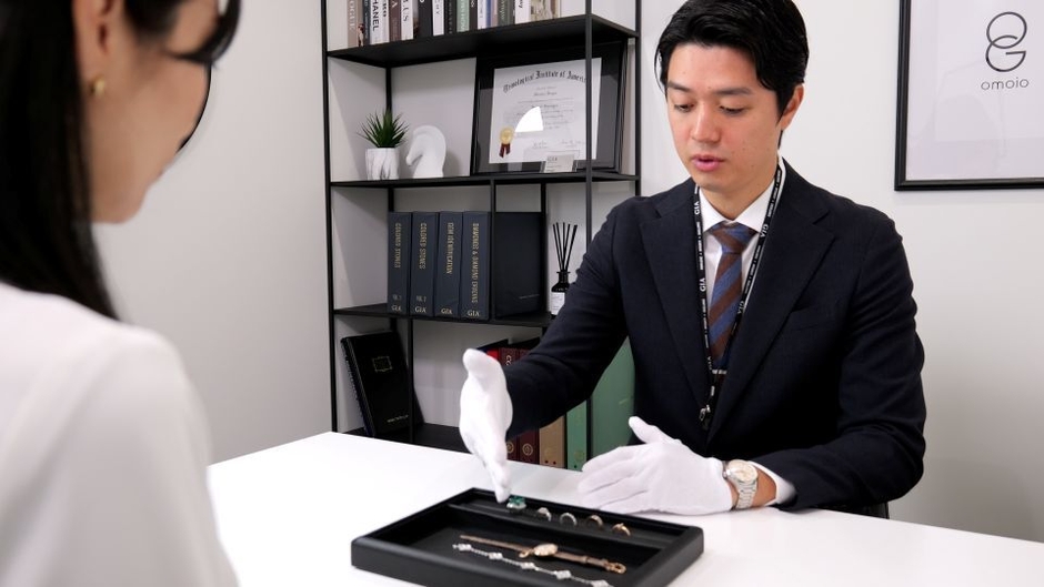 宝石の買取査定をするおもいお鑑定士のイメージ画像