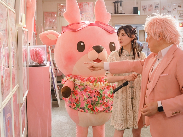 岩下の新生姜ミュージアムを見学する岡田奈々さん(岩下社長がご案内)