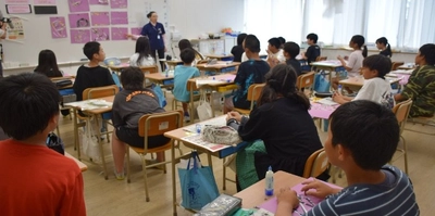 近畿大学九州短期大学教員が稲築東義務教育学校で出張講義　科学体験と造形活動を通して保育士の職業理解を深める機会を提供