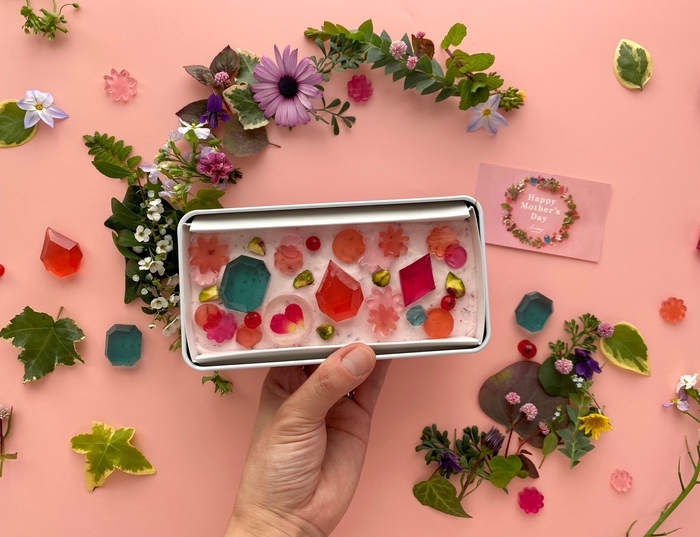 母の日ギフトにぴったり!琥珀糖を使った宝石みたいなアイスケーキ「宝石のカッサータ ~ストロベリーフラワーエメラルド~」